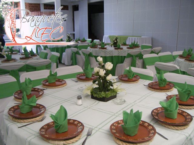 Montaje en verde limón con vajilla de barro.