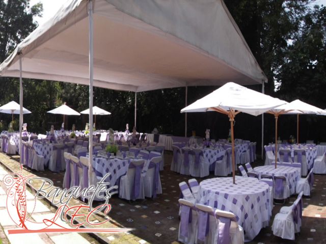 Montaje con carpa y sombrillas