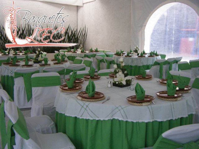 Montaje en verde limón con vajilla de barro